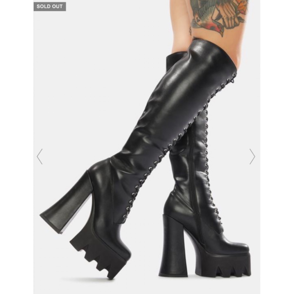 QUEEN KNEE HIGH LACE-UP BOOTS